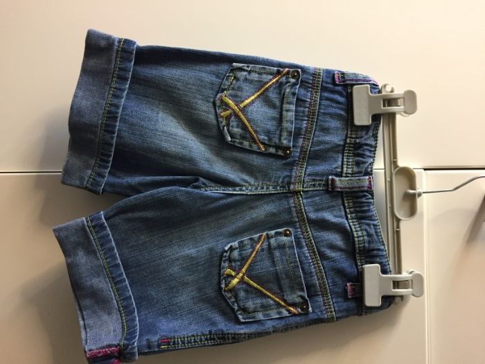 Conjunto T-shirt rosa choque e calção de ganga