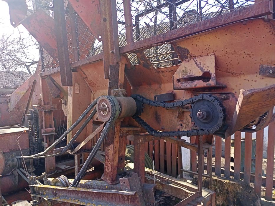 Кукурудзозбиральний комбайн причіпний з бункером