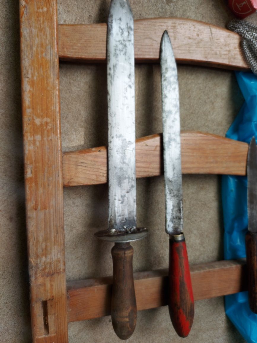 2 facas de matar porcos+ 2 de raspar quando se está a chamuscar o po