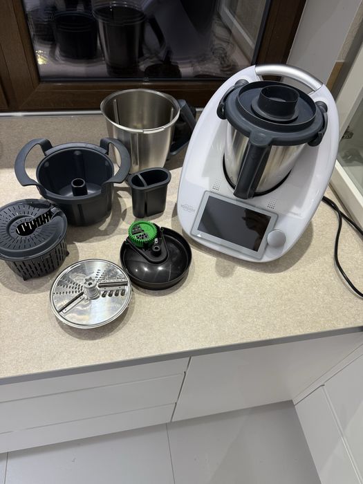 11 miesieczny Tm6 z dodatkami( misa naklafka , noze,spiralizer nowe