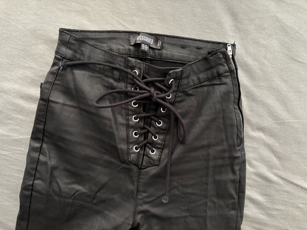 spodnie czarne woskowane skinny jeans rurki missguided XS 34 skórzane
