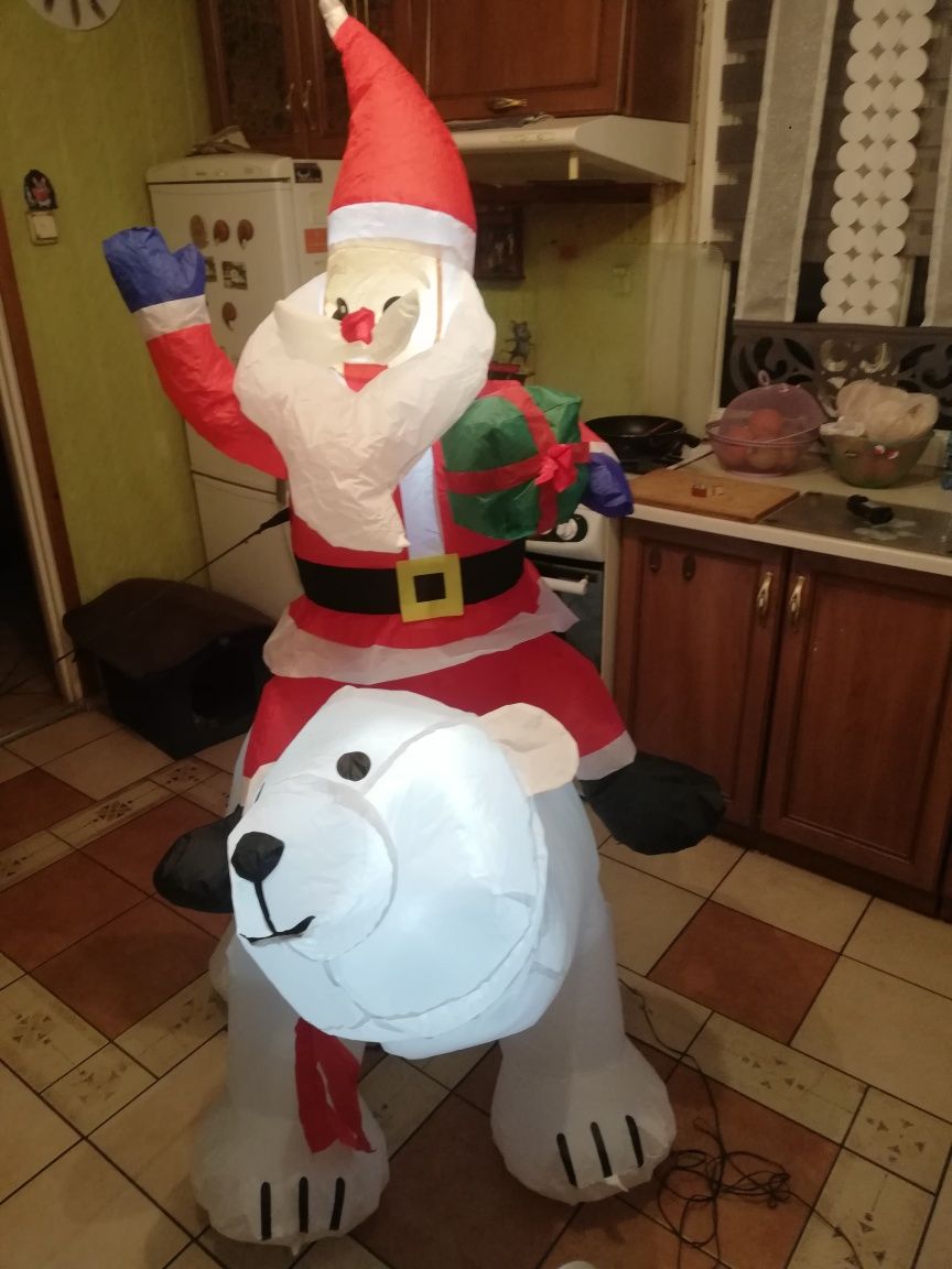 Mikołaj na niedźwiedziu polarnym z prezentami