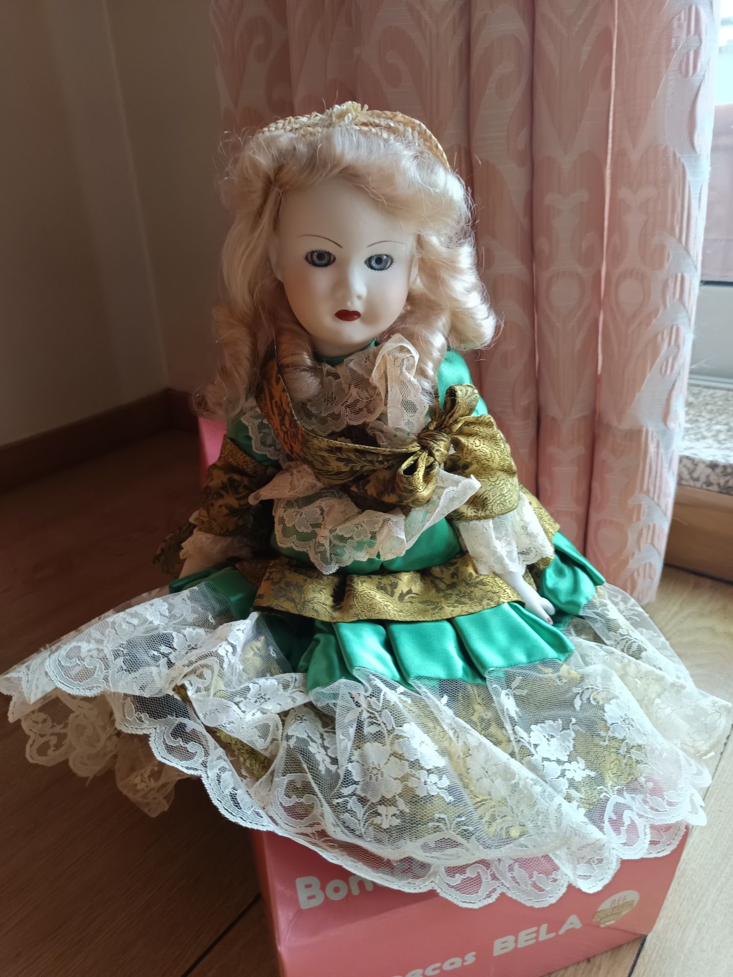 Duas bonecas de porcelana