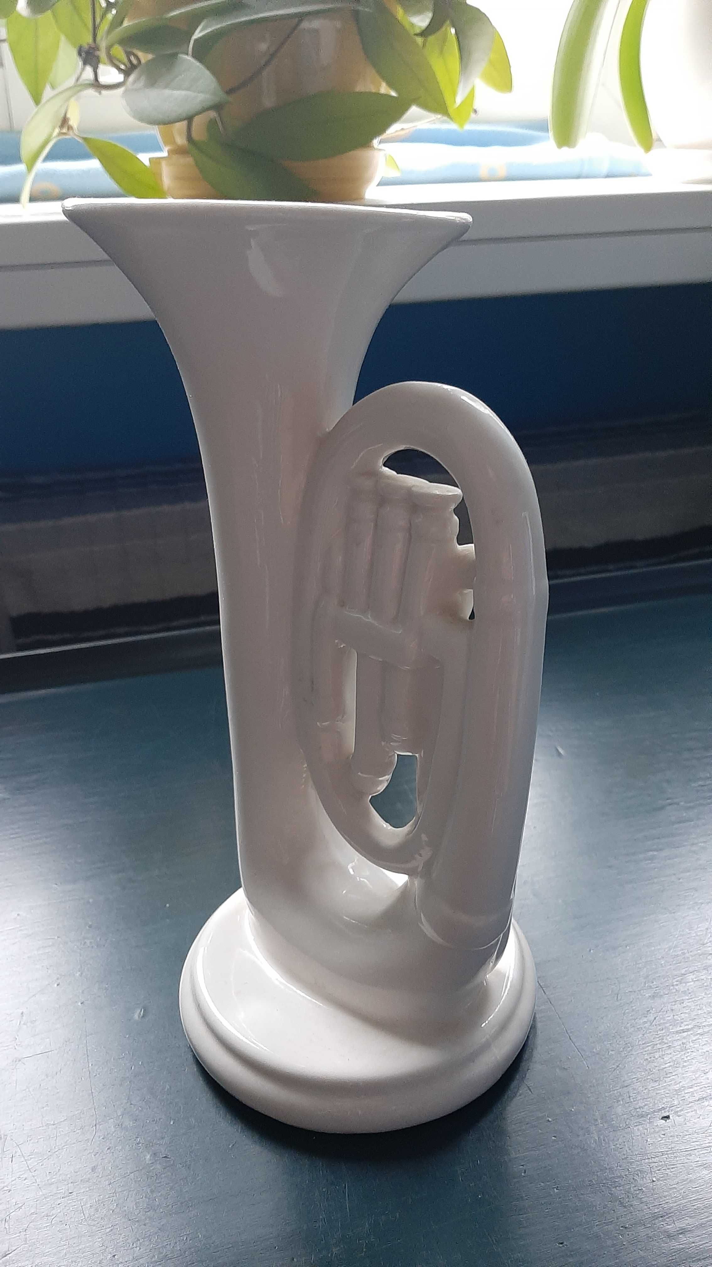 Wazon ceramiczny w kształcie instr dętego tuby