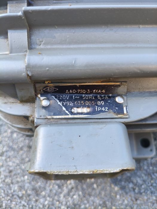 Электродвигатель 220v 50 Hz 750 об/мин. 6,5 А