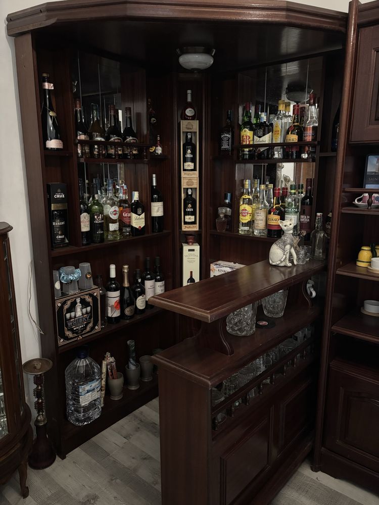 Bar e vitrine em madeira