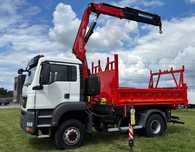 MAN TGA 18.320 4x4 napęd na wał, HDS FASSI F195 z 2017 roku, ,kabina 3 osobowa, wywrotka dwustronna z hydroburtą , samochód do energetyki , stojak na słupy , uchwyty na pace do kabli , mały przebieg , dzwig, żuraw FASSI , budowlanka, układanie kostki, ene