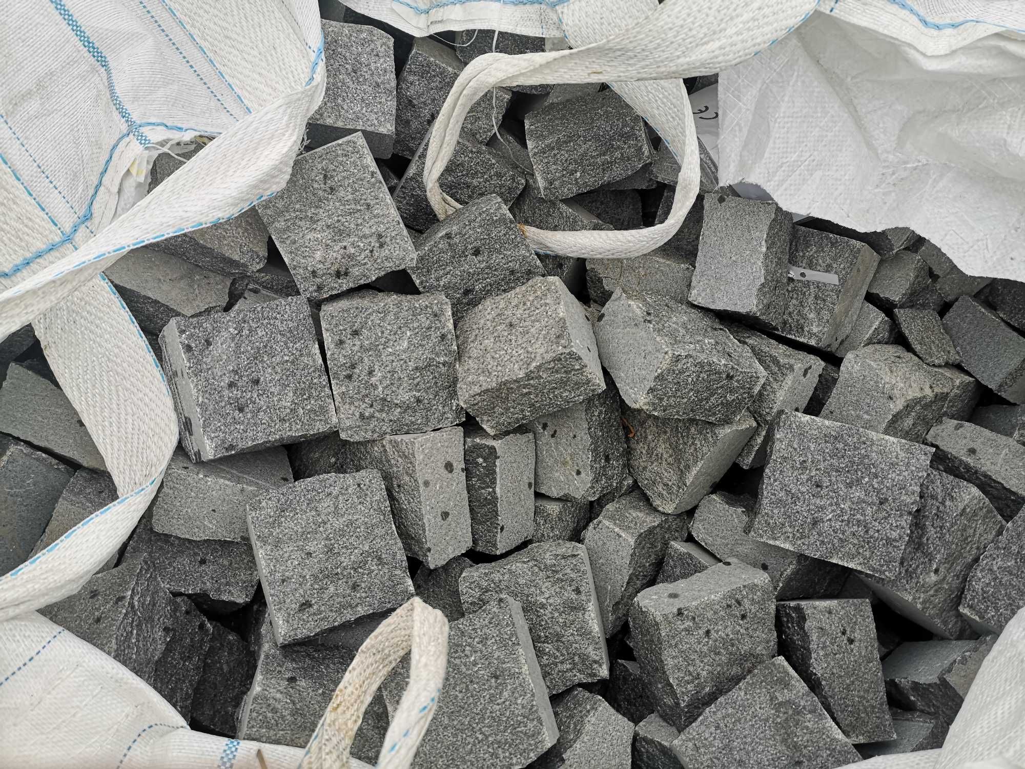 CZARNA Kostka Granitowa cięto-łupana Gabro na podjazdy, drogi, ścieżki