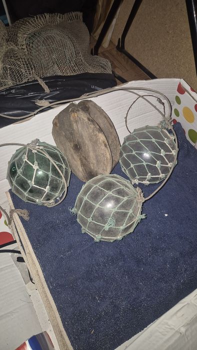 Bóias de pesca artesanal antigas.