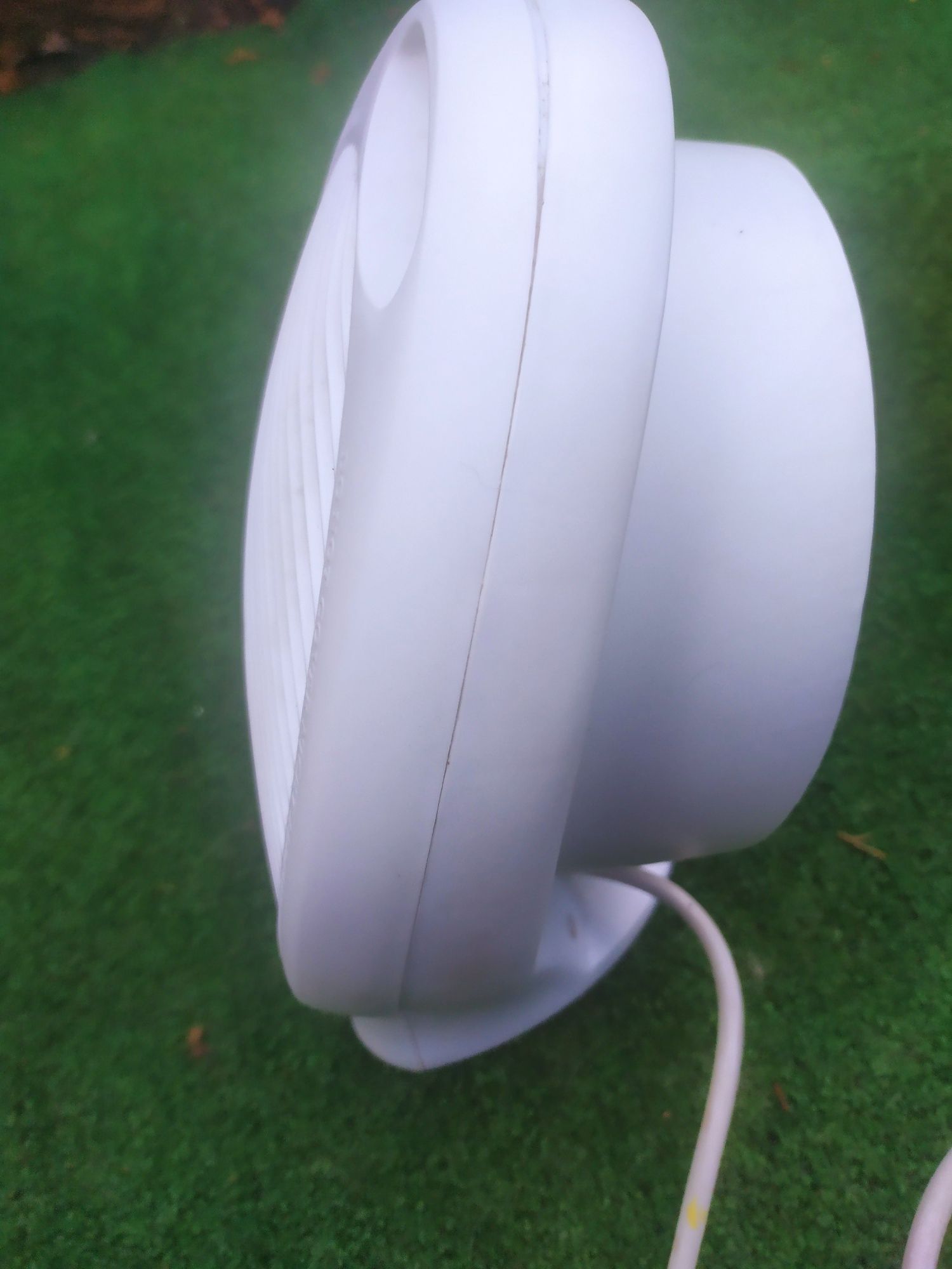 Biały sprawny mały termowentylator przenośny Ravanson FH-100, nagrzewn