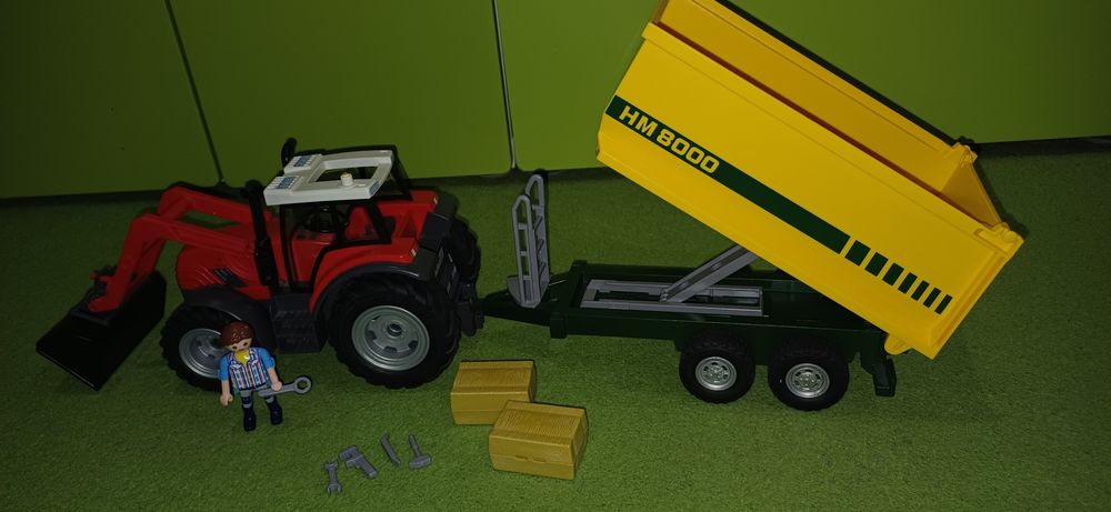 Duży traktor z przyczepą i ziarnem playmobil 70131 country