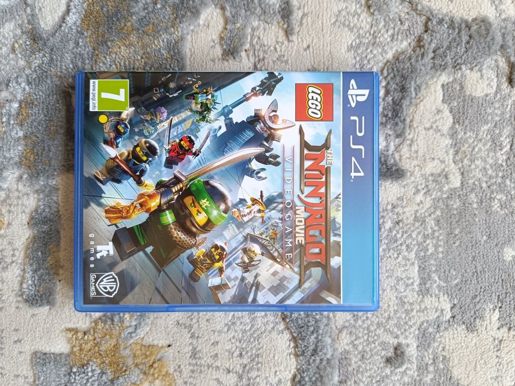 Playstation 4 em exelente estado com dois comandos