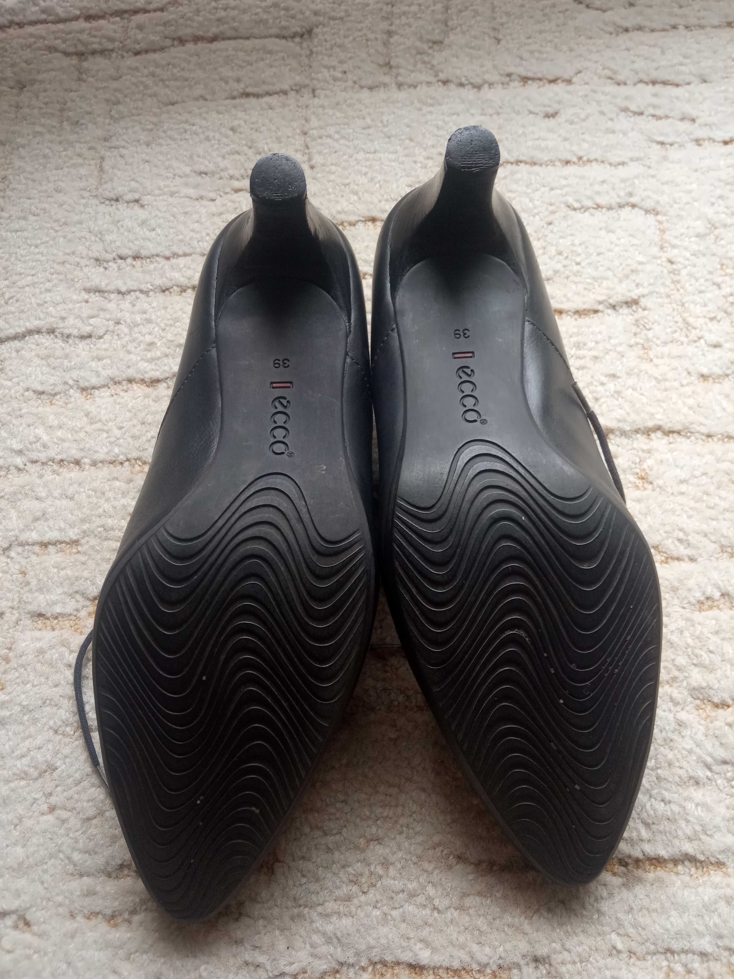 Buty damskie skórzane  ECCO nr 39 .