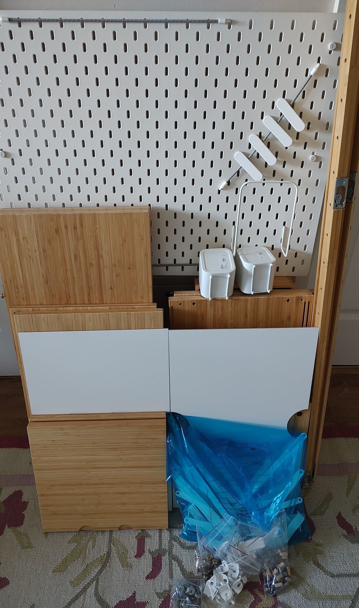 Biurko + zestaw mebli ściennych modułowych Ikea Svalnas