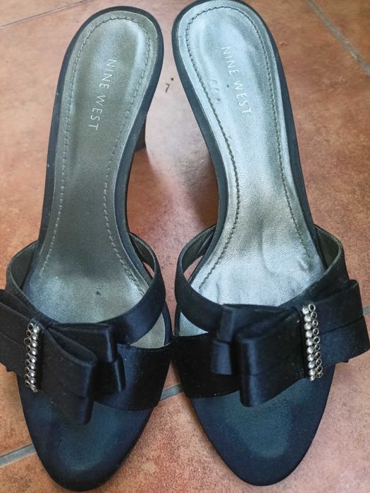 Klapki Nine West na obcasie