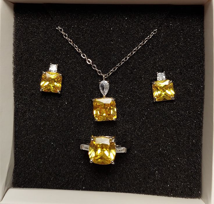 Новый набор украшений с желтым камнем (серьги, кольцо, кулон)