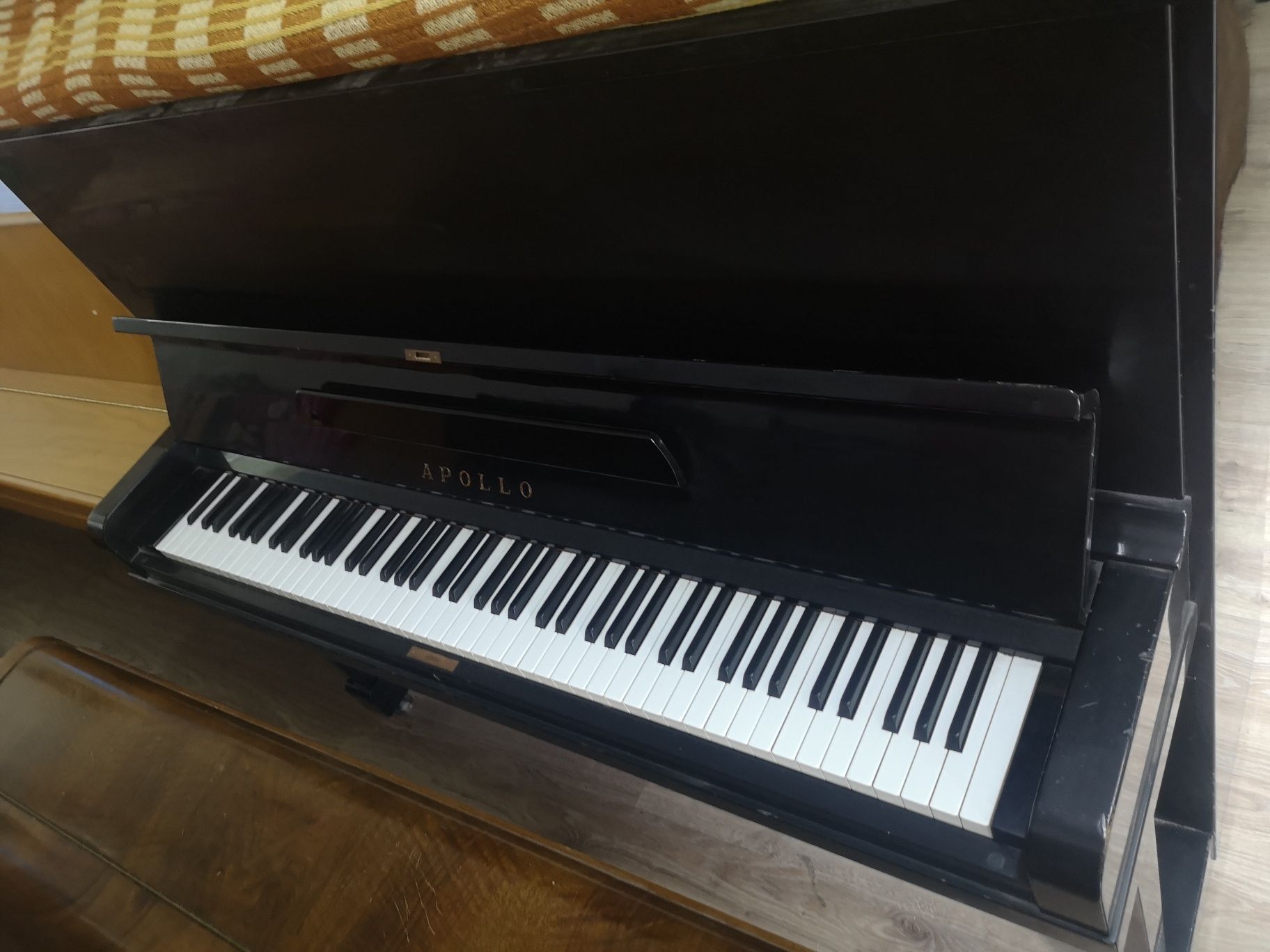 Pianino  Apollo. Jak Yamaha U1