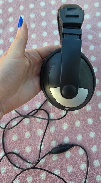 Czarne słuchawki przewodowe nauszne Stereo Headphones