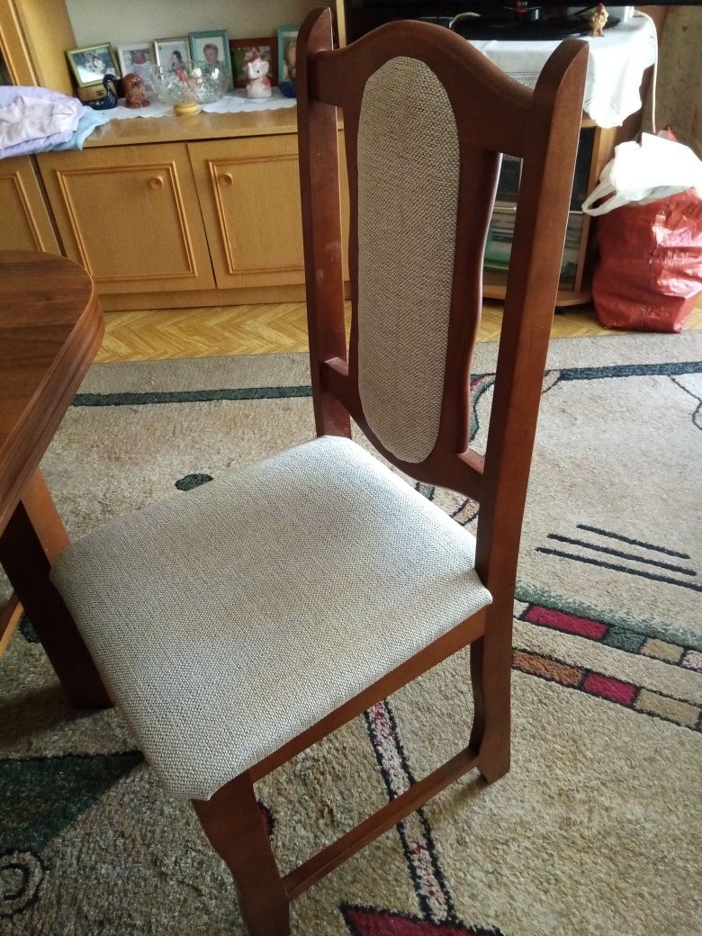 Stół rozkładany z krzesłami.