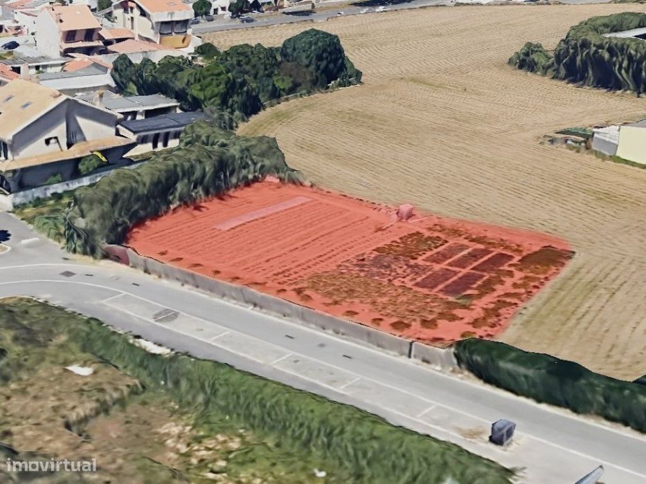 Terreno para moradias a 250 metros da praia