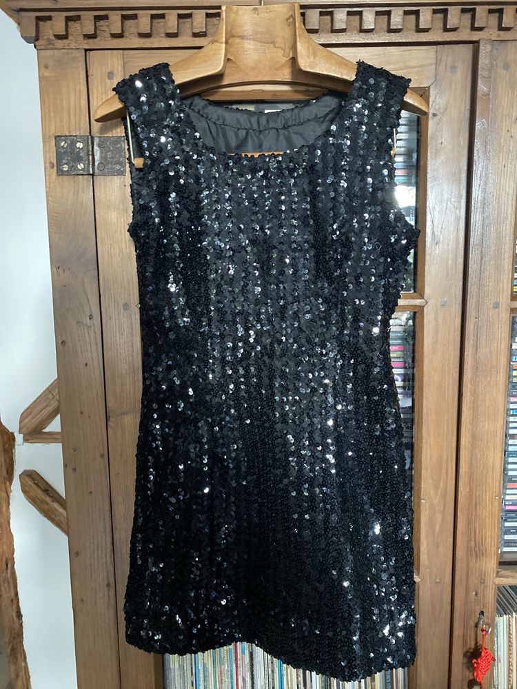 Vestido curto cintado em tecido de lantejolas preto