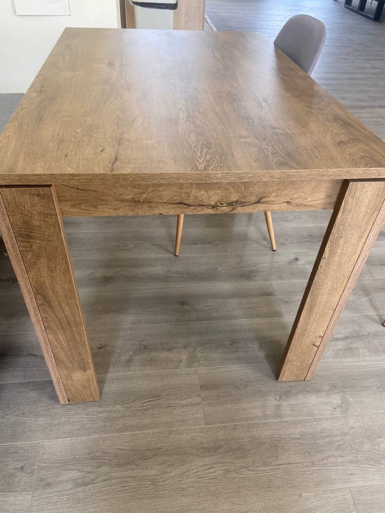 Широкий деревяний стіл