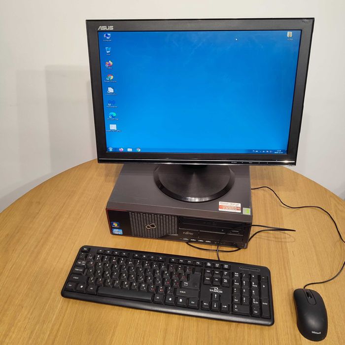 Zestaw komputerowy Pc Fujitsu  4GB 8 Ssd Win7 monitor 17''