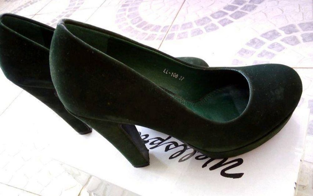Sapatos verdes escuros tamanho 37 , usados apenas 1 vez