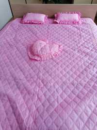 Покрывало на кровать розового цвета.