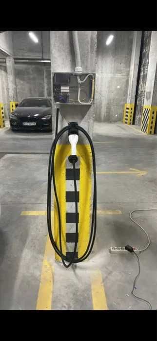 Паркінг з зарядкою EV | Львів, подобово 200 грн, 15хв до ЖД вокзалу