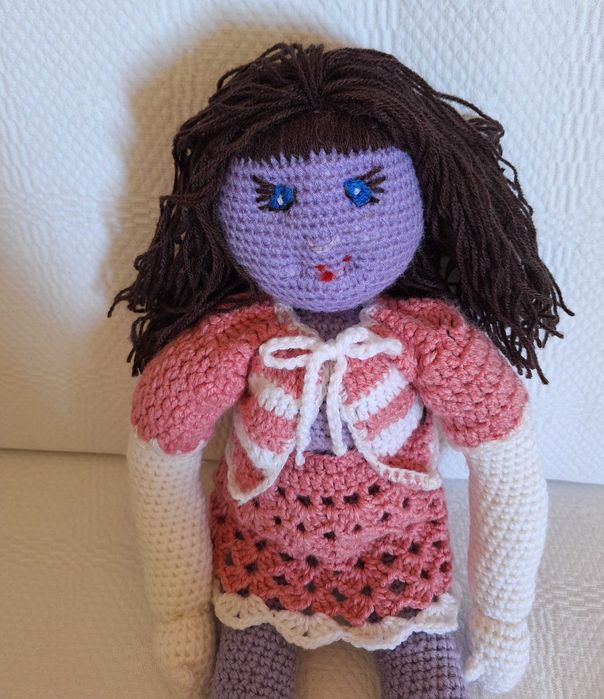 Boneca e roupa feitas em croché (lã).