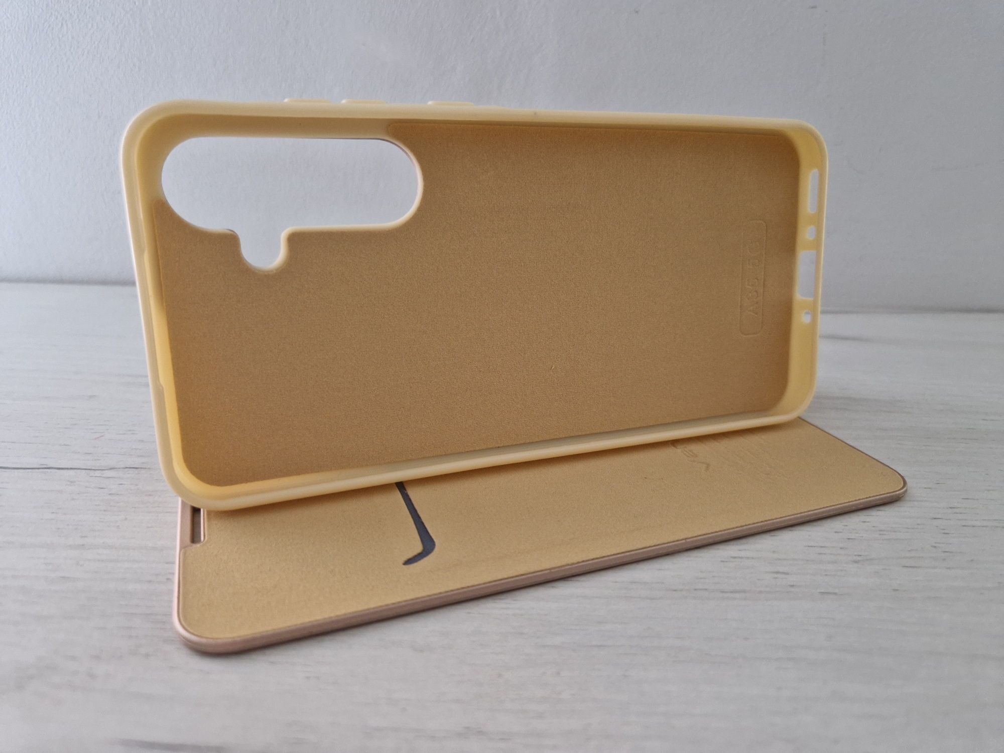Kabura Vennus Book z ramką do Samsung Galaxy A35 5G złota
