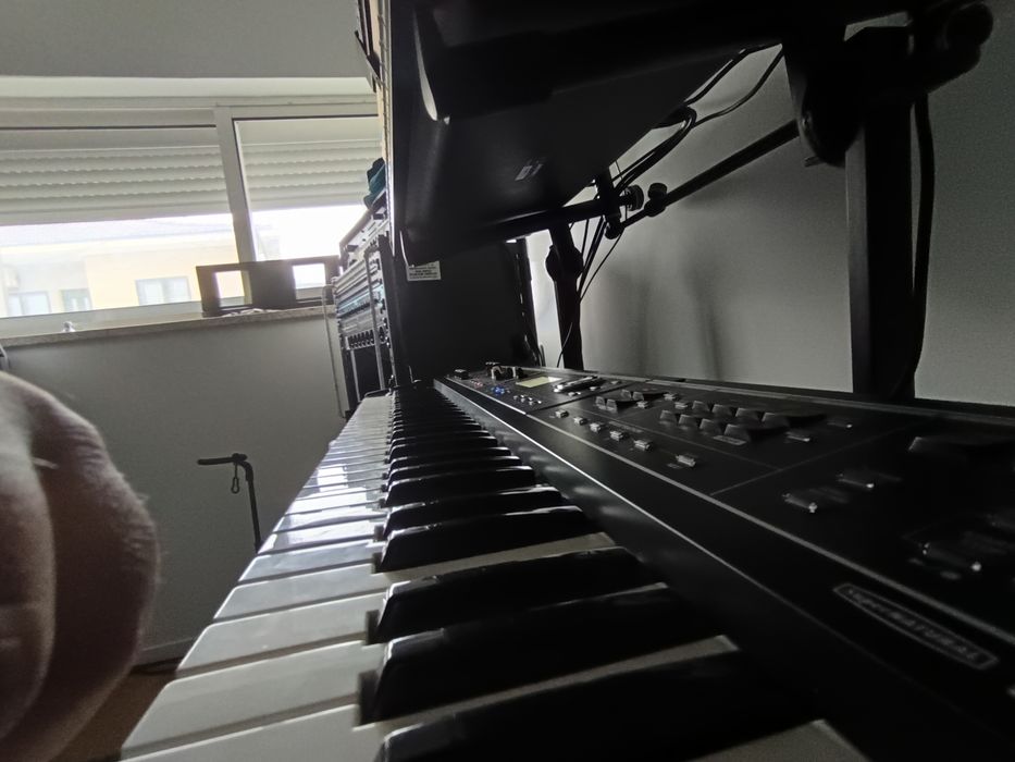 Roland VR-09 - Órgão / Sintetizador / Piano Digital / Bateria