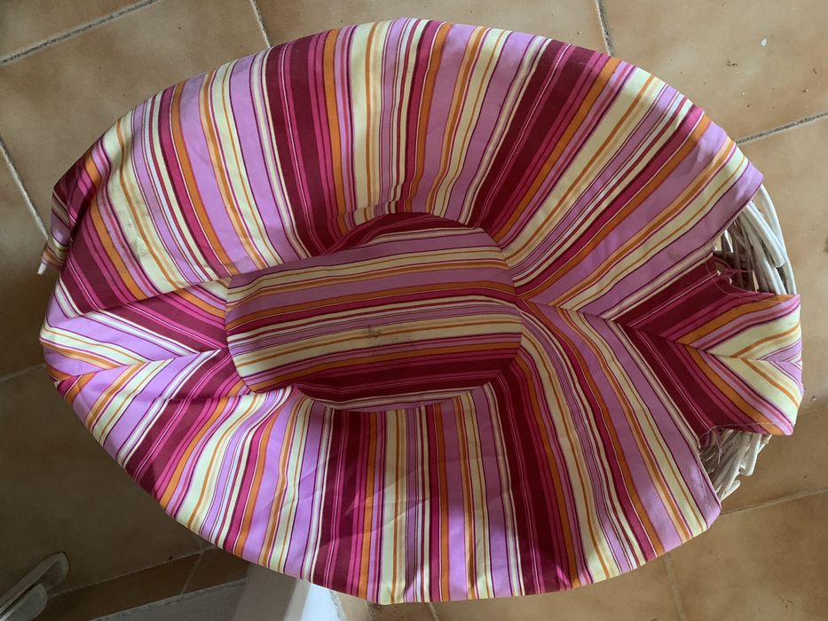 Cesta forrada em muito bom estado