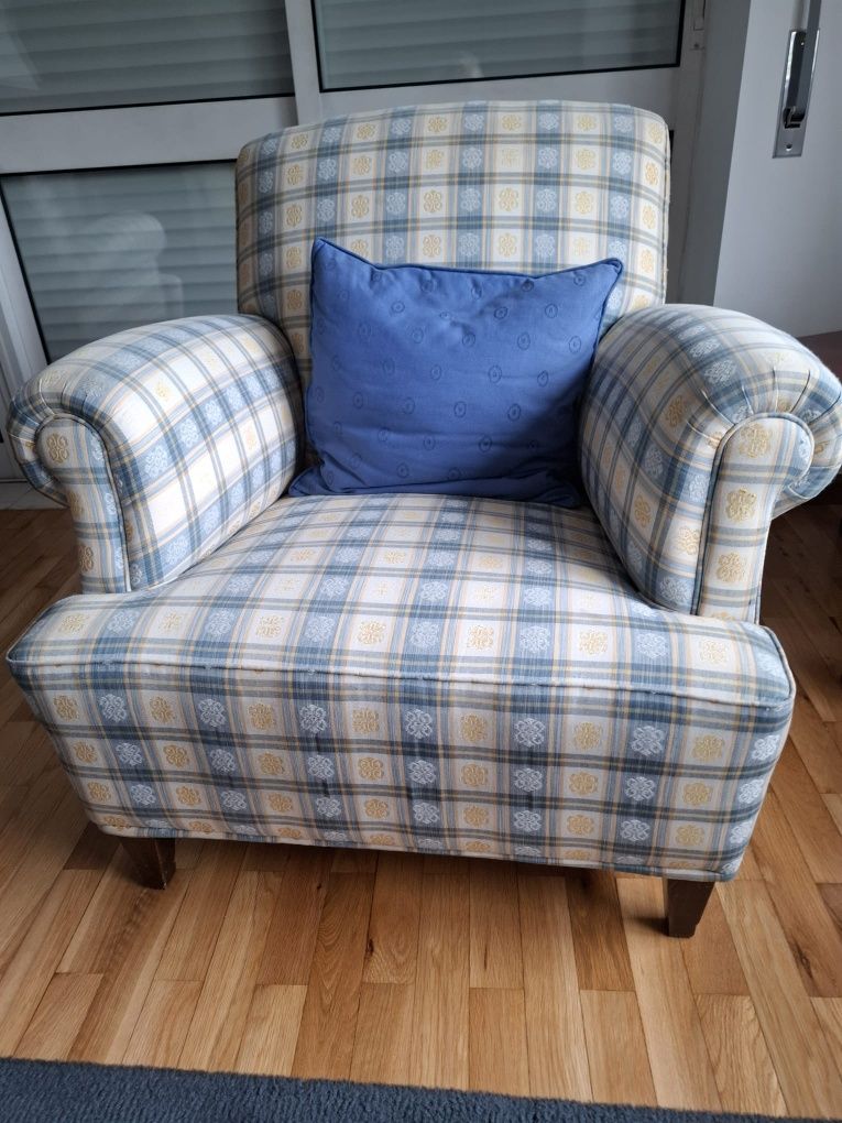 Poltronas clássicas estofadas. Muito bom estado.