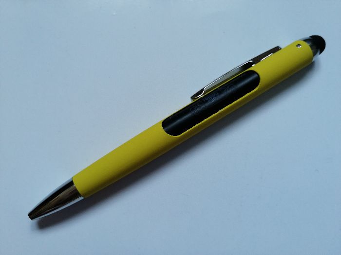 żółty długopis z gumką i podświetleniem