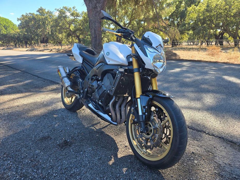Yamaha FZ8 de garagem