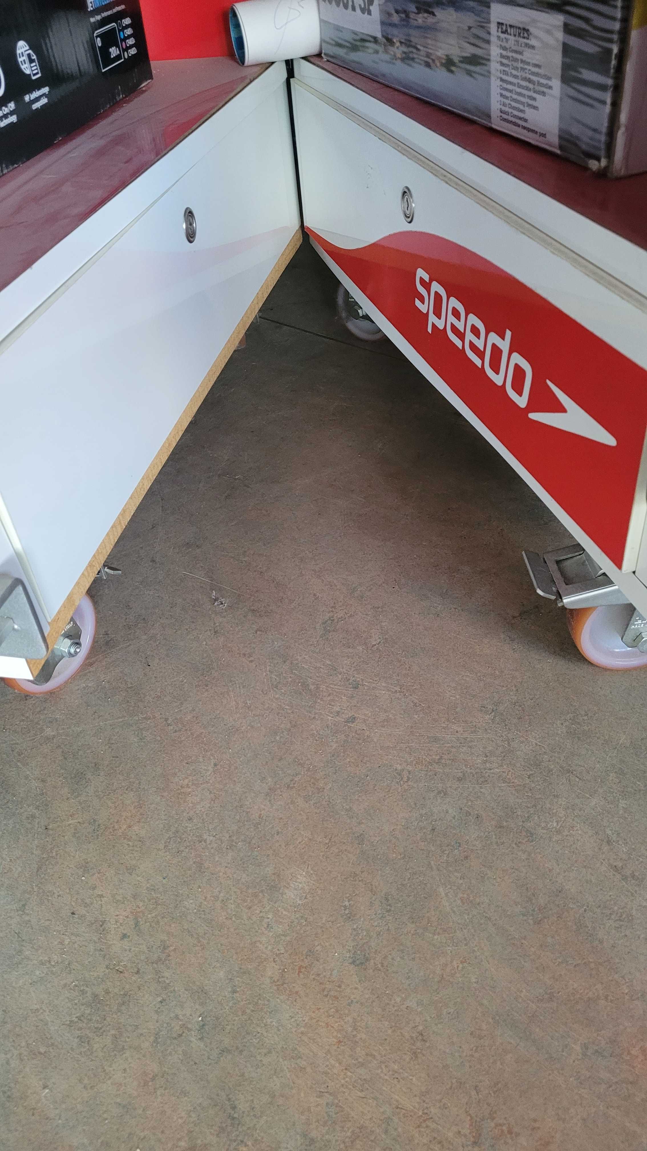 Szafa do handlu marka SPEEDO zamykana