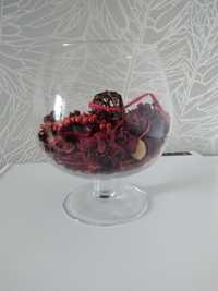 wazon szklany w kształcie kielicha plus suszone płatki kwiatów