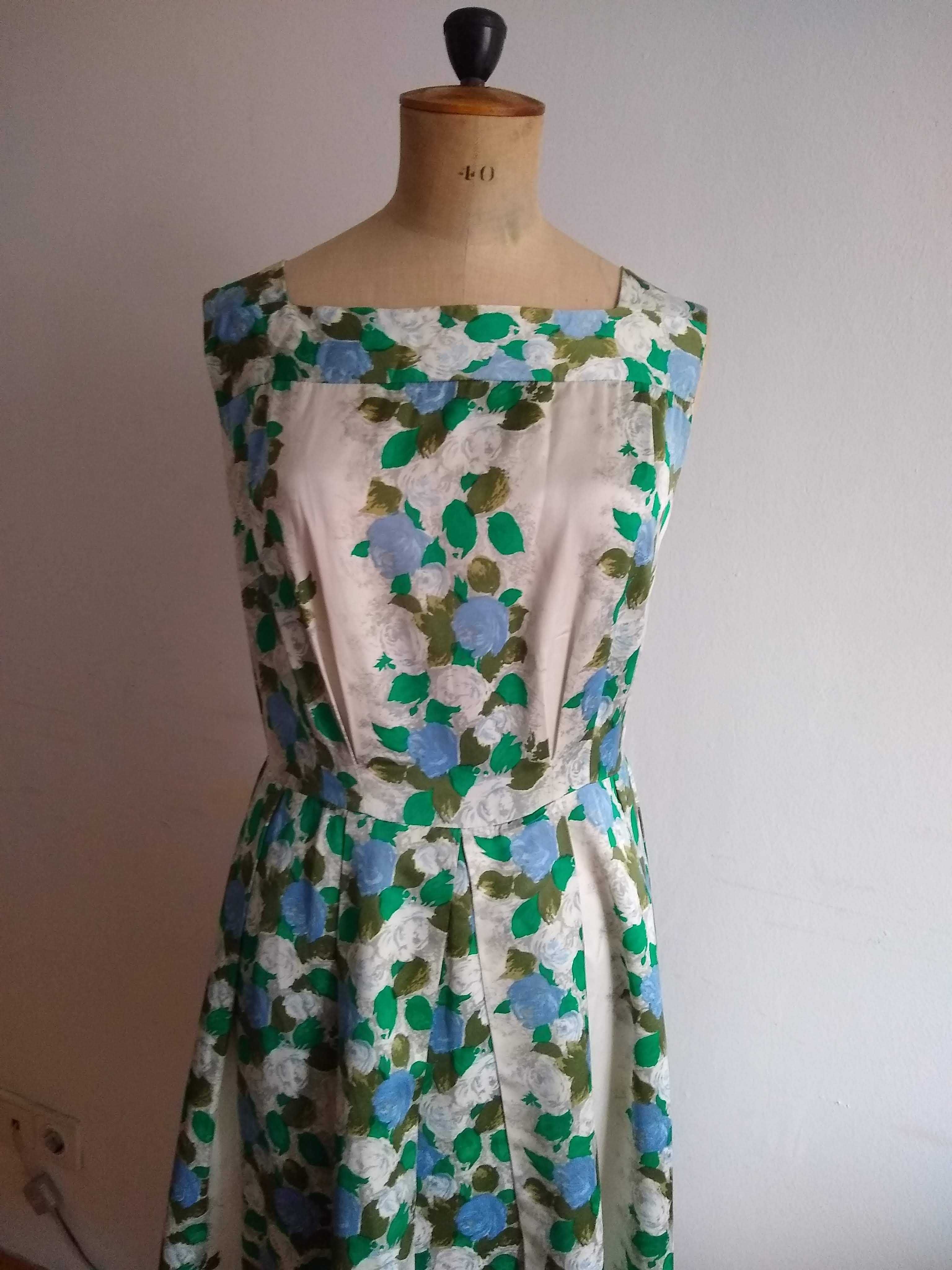 Vestido vintage  florido em seda  anos 50