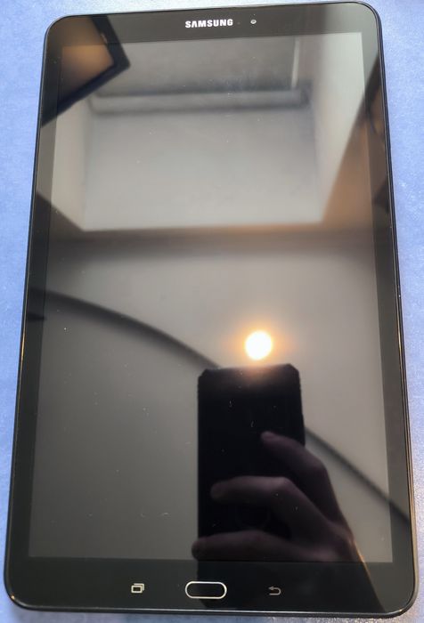 Планшет Samsung SM-T585