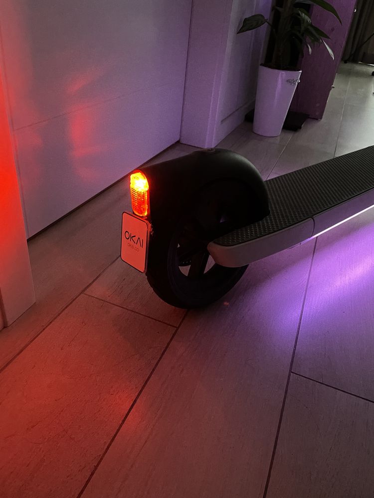 Hulajnoga Okai Neon 600 W 25 km/h LED wodoodporna bluetooth składana
