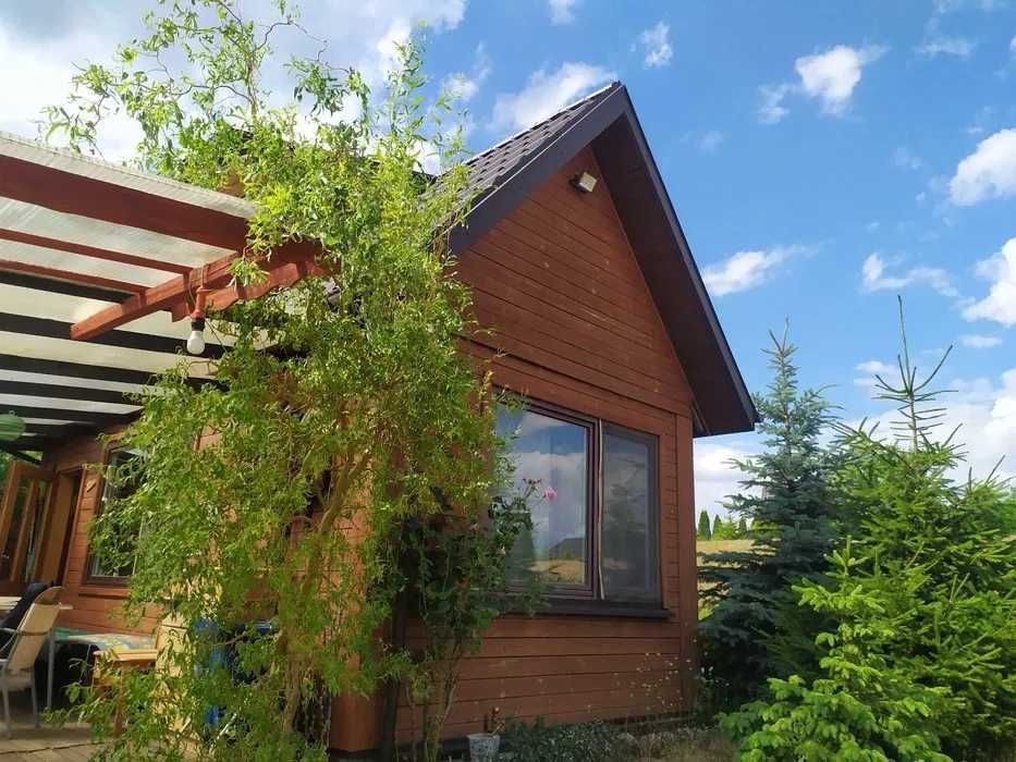 Domek nad jeziorem z działką, linią brzegową i pomostem