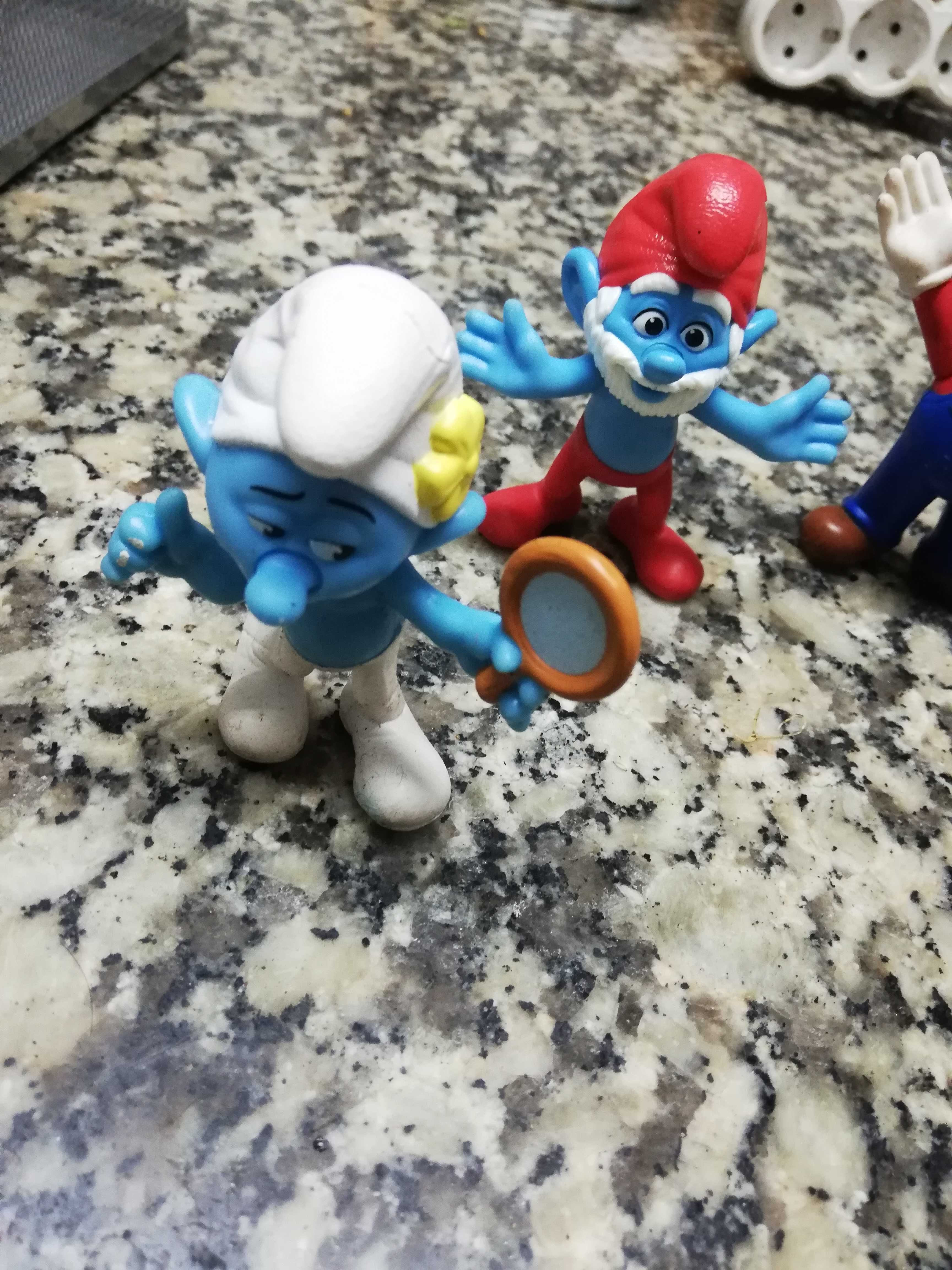 Boneco do super Mario pequeno entre outros