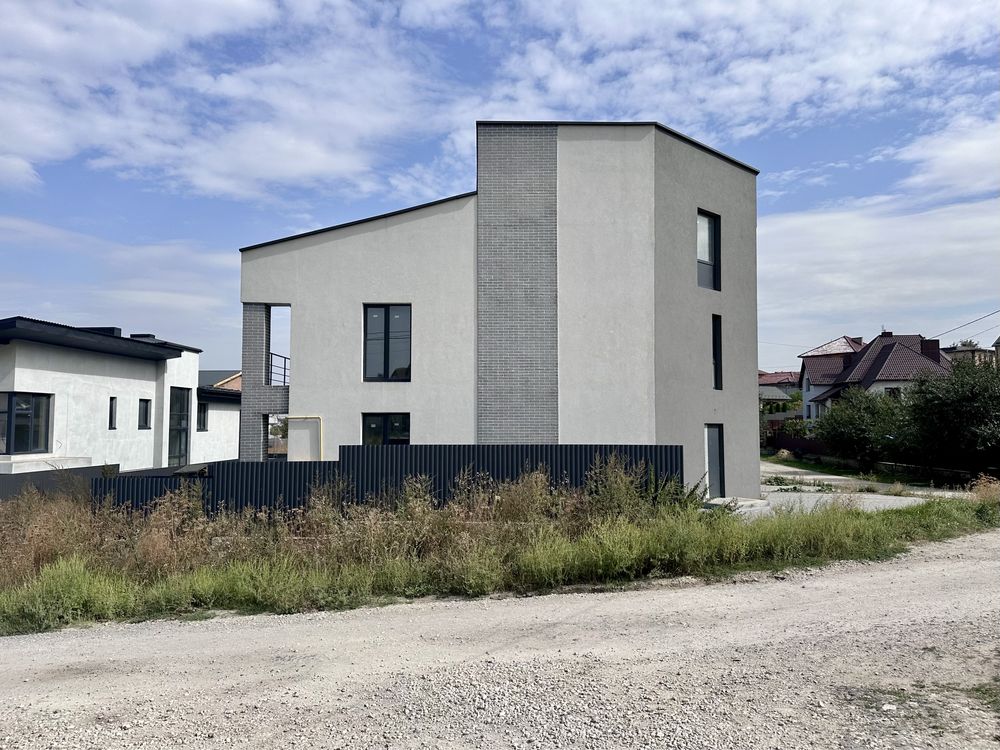 Продаж котеджу 188 м2 з гаражем та підвалом на ділянці 1,8 соток