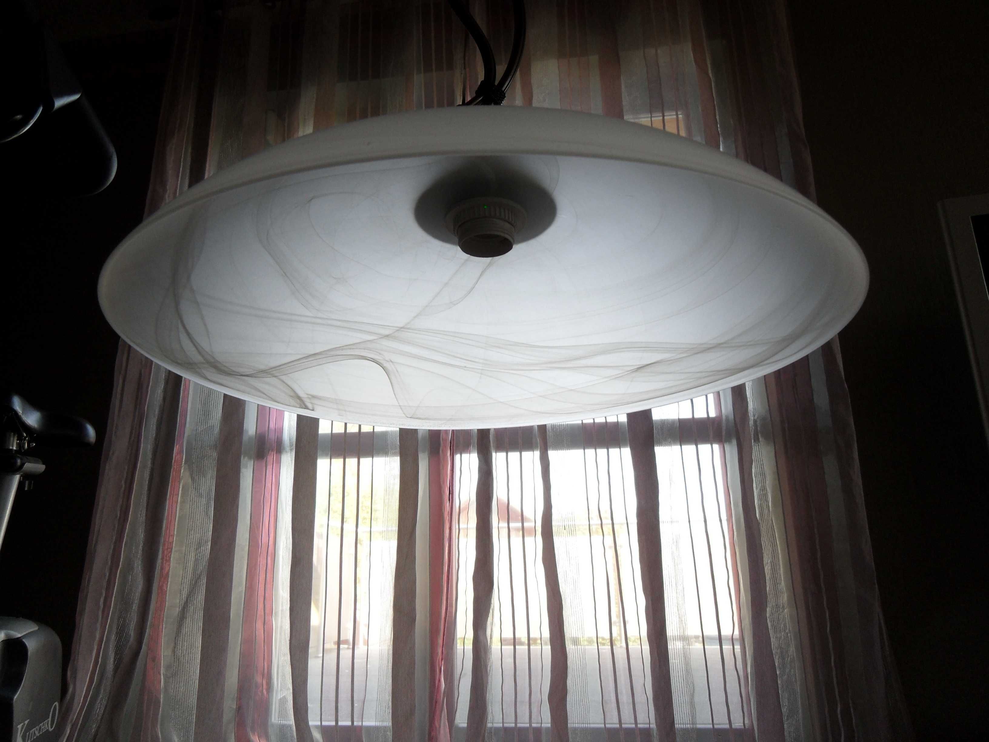 Mosiężna lampa wisząca, sufitowa z dużym mlecznym kloszem, lata 70-te