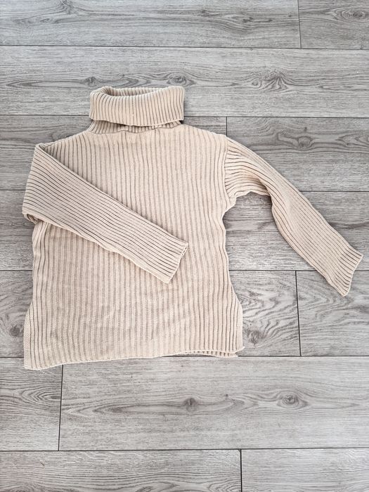 Cieply, beżowy sweter z golfem