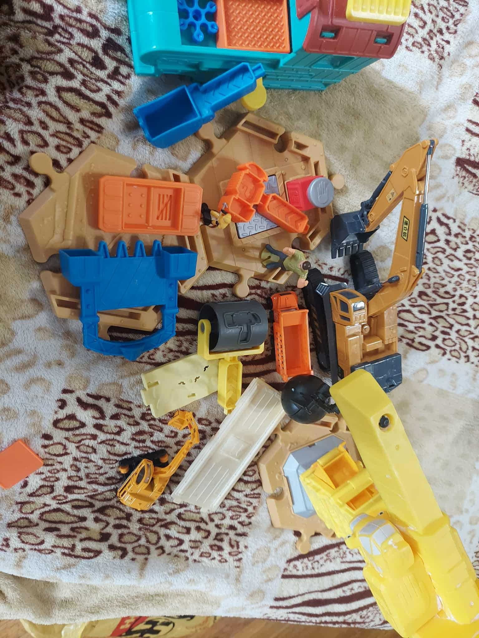 будівельний конструктор + кілька машинок. Bob The Builder