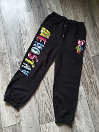 Spodnie dresowe czarne z kolorowymi aplikacjami i cyrkoniami