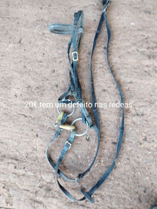 Vende se vários cabeçadas para cavalos